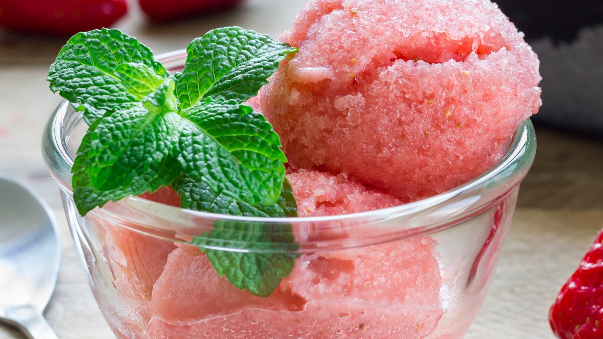 Home made strawberry sorbet - no ice cream maker required